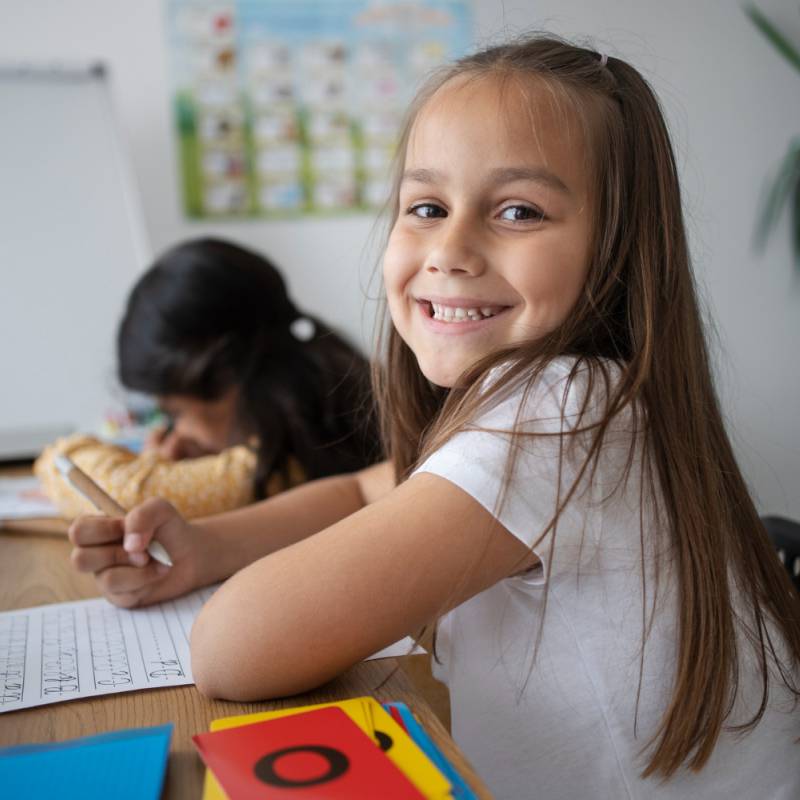 Niños estudiando
